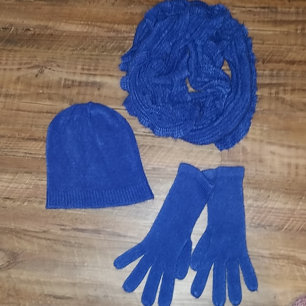 NWOT matching scarf set